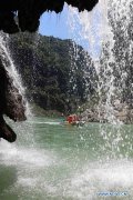 游客在湖南张家界玩漂流
