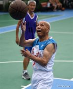 90年代男子参加在中国山东举办的篮球训练班